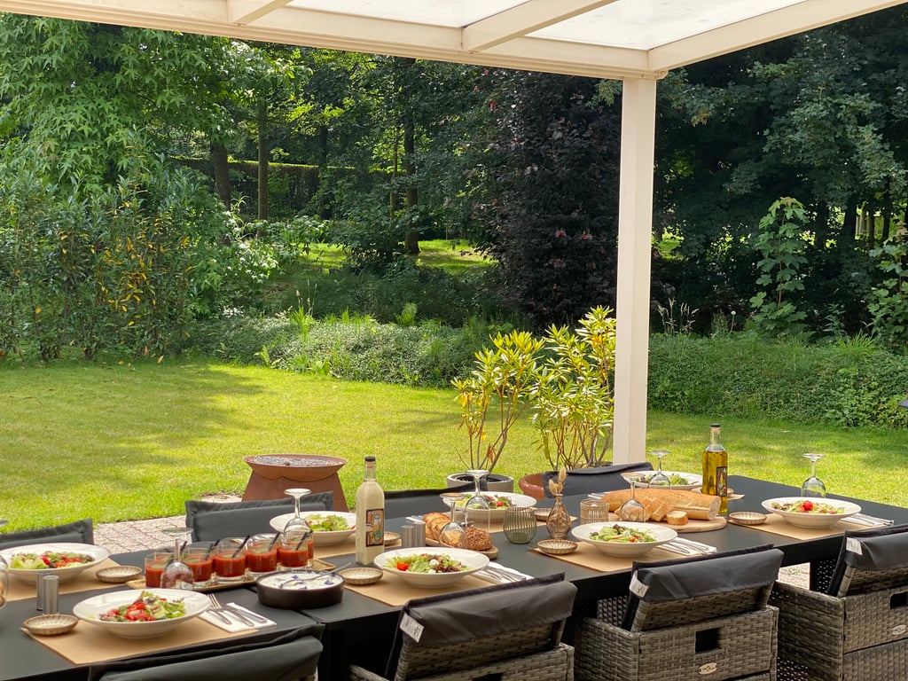 Hoogmolen Verblijf Peerdermolen Terras Tafel Overzicht · Landgoed De Hoogmolen in Oudsbergen