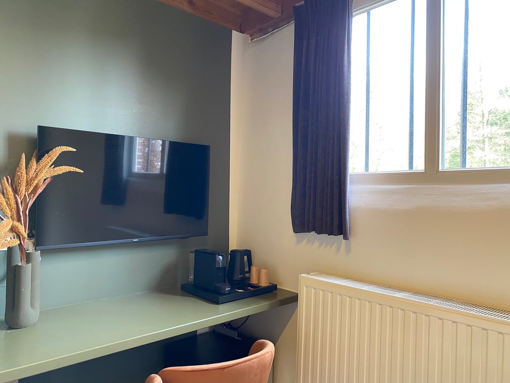 Hoogmolen Verblijf Suite A1 Woonkamer Bureau · Landgoed De Hoogmolen in Oudsbergen