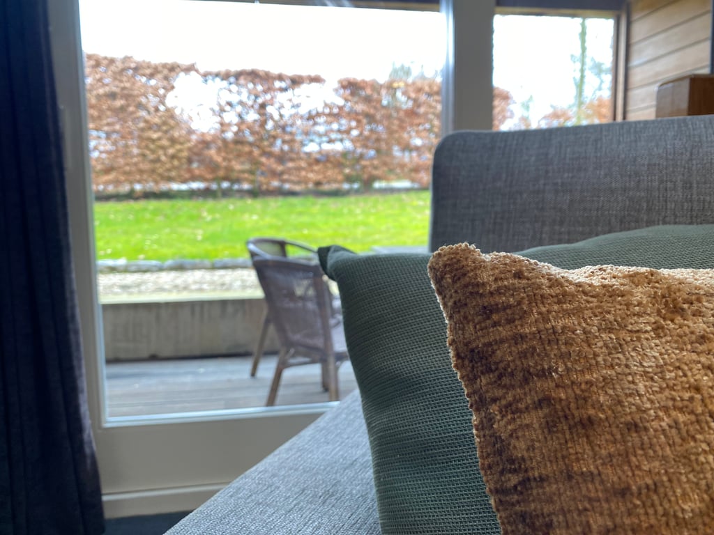 Hoogmolen Verblijf Suite A4 Woonkamer Kussen · Landgoed De Hoogmolen in Oudsbergen