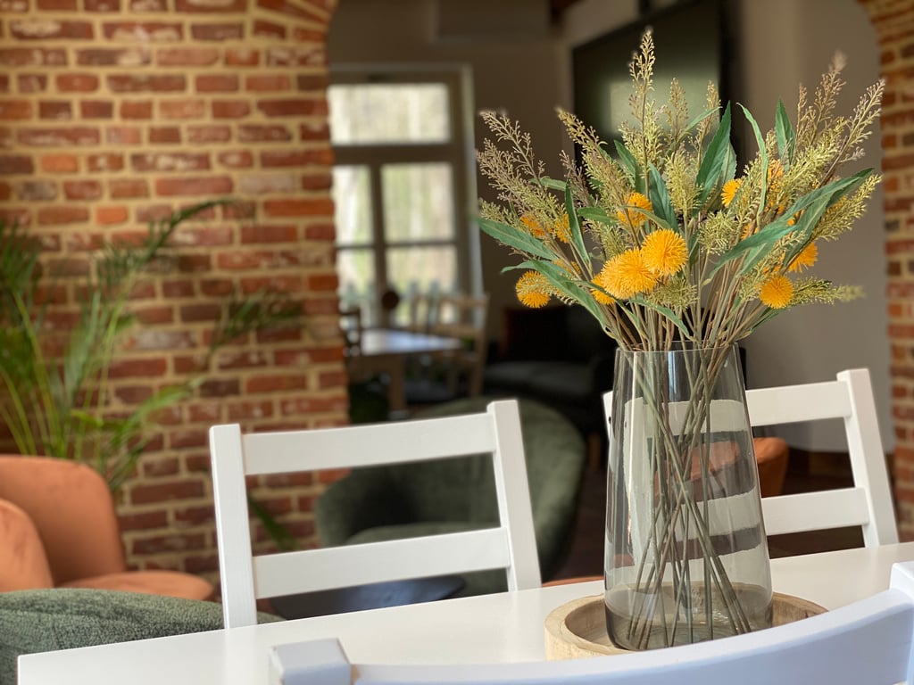 Hoogmolen Verblijf Watermolen Beneden Eetkamer Bloemen · Landgoed De Hoogmolen in Oudsbergen